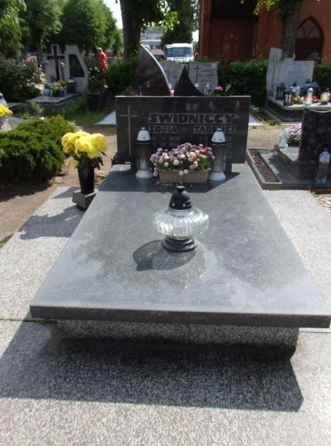 Grób TADEUSZ ŚWIDNICKI